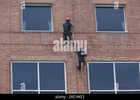 Des pompiers s'abaissent sur le côté d'un immeuble à Brampton, Ontario, Canada. (Photo de Creative Touch Imaging Ltd./NurPhoto) Banque D'Images