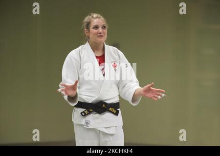 L’Olympienne canadienne Kelita Zupancic donne des cours aux élèves du judo sur la technique appropriée à Toronto, Ontario, Canada, on 02 mars 2013. Zupancic a remporté une médaille d'or pour le Canada aux championnats Pan Am judo de 2010. (Photo de Creative Touch Imaging Ltd./NurPhoto) Banque D'Images