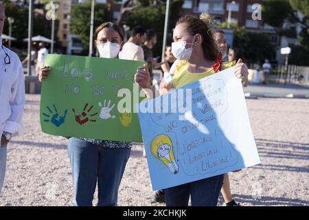 Les manifestants tiennent une bannière lors d'une manifestation organisée par le collectif de manifestations mondiales contre les restrictions imposées par Covid-19. Sur la Plaza de Colon à Madrid, Espagne sur 23 juillet 2021. (Photo par Oscar Gonzalez/NurPhoto) Banque D'Images