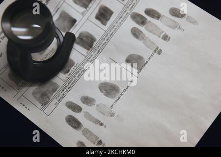 Carte d'empreintes digitales d'un condamné d'un meurtrier et une loupe exposée dans une salle de classe d'un collège enseignant crime Scene Investigation à Toronto, Ontario, Canada, on 25 mai 2013. (Photo de Creative Touch Imaging Ltd./NurPhoto) Banque D'Images