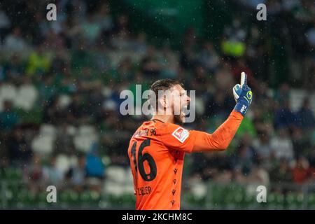 Le gardien de but Ron-Robert Zieler de Hanovre 96 gestes pendant le deuxième match de Bundesliga entre SV Werder Bremen et Hannover 96 à Wohninvest WESERSTADIONr sur 24 juillet 2021 à Brême, Allemagne. (Photo de Peter Niedung/NurPhoto) Banque D'Images