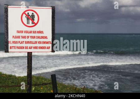 Panneau d'avertissement multilingue près d'une falaise escarpée au bord de l'océan Atlantique en République dominicaine, sur 25 décembre 2010 (photo de Creative Touch Imaging Ltd./NurPhoto) Banque D'Images