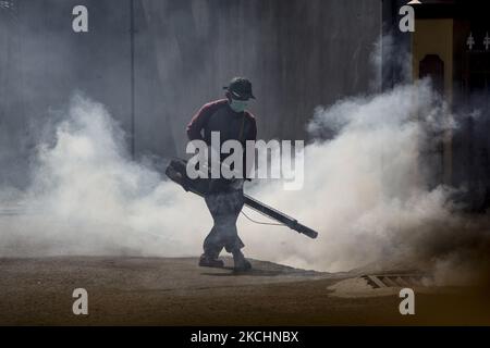 Un fonctionnaire effectue des embuages pour contrôler les moustiques dans une zone résidentielle de la dengue hémorragique à Bogor, Java-Ouest, Indonésie, on 25 juillet 2021 . (Photo par Adriana Adie/NurPhoto) Banque D'Images