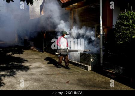 Un fonctionnaire effectue des embuages pour contrôler les moustiques dans une zone résidentielle de la dengue hémorragique à Bogor, Java-Ouest, Indonésie, on 25 juillet 2021 . (Photo par Adriana Adie/NurPhoto) Banque D'Images