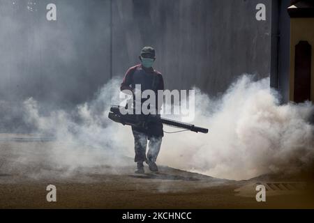 Un fonctionnaire effectue des embuages pour contrôler les moustiques dans une zone résidentielle de la dengue hémorragique à Bogor, Java-Ouest, Indonésie, on 25 juillet 2021 . (Photo par Adriana Adie/NurPhoto) Banque D'Images