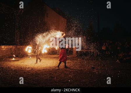 Un fireshow est en cours de réalisation au festival hybride de rock-métal Lauder Fest, les 24 et 25 juillet 2021, à Wroclaw, en Pologne. Les stars de l'édition de cette année sont le groupe brésilien Nervosa et le décapité polonais (photo de Krzysztof Zatycki/NurPhoto) Banque D'Images