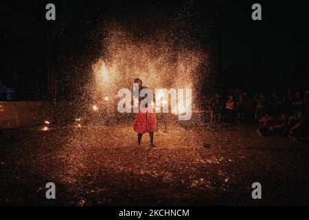 Un fireshow est en cours de réalisation au festival hybride de rock-métal Lauder Fest, les 24 et 25 juillet 2021, à Wroclaw, en Pologne. Les stars de l'édition de cette année sont le groupe brésilien Nervosa et le décapité polonais (photo de Krzysztof Zatycki/NurPhoto) Banque D'Images