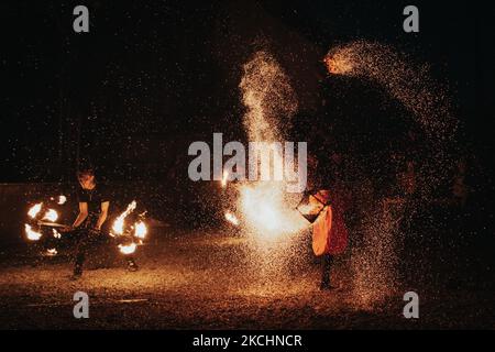 Un fireshow est en cours de réalisation au festival hybride de rock-métal Lauder Fest, les 24 et 25 juillet 2021, à Wroclaw, en Pologne. Les stars de l'édition de cette année sont le groupe brésilien Nervosa et le décapité polonais (photo de Krzysztof Zatycki/NurPhoto) Banque D'Images