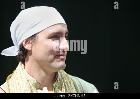 Le chef de l'opposition libérale fédérale, Justin Trudeau, observe le cortège coloré lors de la parade de la fête de Khalsa à Toronto, Ontario, Canada, on 27 avril 2014. Près de cent mille Sikhs ont rempli les rues du centre-ville de Toronto pour participer à la parade de la Journée de la Khalsa pour célébrer Vaisakhi et le 315th anniversaire de la Khalsa. (Photo de Creative Touch Imaging Ltd./NurPhoto) Banque D'Images