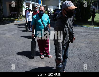 Les travailleurs manipulent des bouteilles d'oxygène à charge gratuite au centre de distribution BPBD pour les résidents exposés au coronavirus Covid-19 dans le processus d'auto-isolement à la maison à Malang, dans l'est de Java, sur 26 juillet 2021, alors que les approvisionnements d'oxygène du pays sont prioritaires vers les patients du coronavirus Covid-19, auparavant pour les besoins industriels (Photo par Aman Rochman/NurPhoto) Banque D'Images