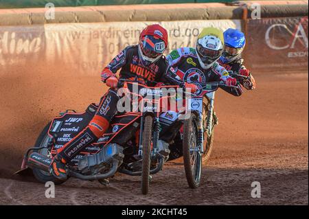 Sam Masters (Rouge) dirige Richie Worrall (jaune) et Broc Nicol (Bleu) lors du match de SGB Premiership entre Wolverhampton Wolves et Belle vue Aces au Ladbroke Stadium, Wolverhampton, Angleterre, le 26th juillet 2021. (Photo de Ian Charles/MI News/NurPhoto) Banque D'Images