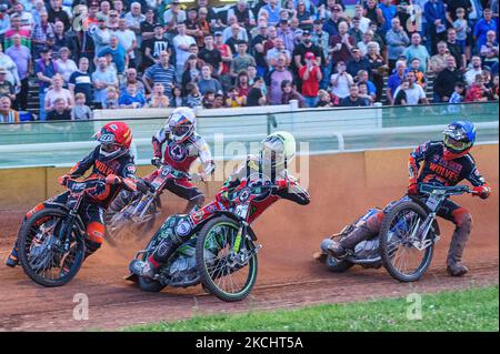 Brady Kurtz (jaune) dirige Sam Masters (rouge), Ryan Douglas (bleu) et Steve Worrall (blanc) lors du match SGB Premiership entre Wolverhampton Wolves et Belle vue Aces au Ladbroke Stadium, Wolverhampton, en Angleterre, le 26th juillet 2021. (Photo de Ian Charles/MI News/NurPhoto) Banque D'Images