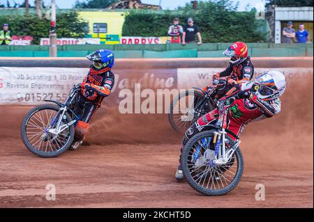 Steve Worrall (blanc) à l'intérieur de Ryan Douglas (bleu) et Sam Masters (rouge) lors du match SGB Premiership entre Wolverhampton Wolves et Belle vue Aces au Ladbroke Stadium, Wolverhampton, en Angleterre, le 26th juillet 2021. (Photo de Ian Charles/MI News/NurPhoto) Banque D'Images