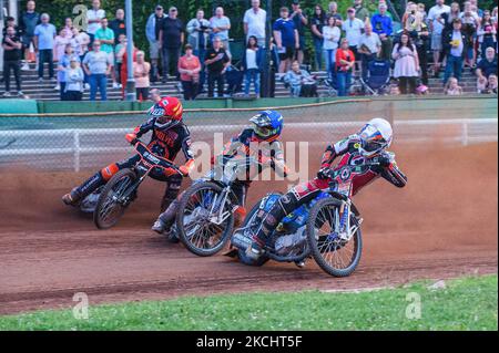 Steve Worrall (blanc) à l'intérieur de Ryan Douglas (bleu) et Sam Masters (rouge) lors du match SGB Premiership entre Wolverhampton Wolves et Belle vue Aces au Ladbroke Stadium, Wolverhampton, en Angleterre, le 26th juillet 2021. (Photo de Ian Charles/MI News/NurPhoto) Banque D'Images