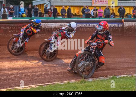 Sam Masters à l'intérieur de Brady Kurtz (blanc) et Rory Schlein (bleu) lors du match SGB Premiership entre Wolverhampton Wolves et Belle vue Aces au Ladbroke Stadium, Wolverhampton, Angleterre, le 26th juillet 2021. (Photo de Ian Charles/MI News/NurPhoto) Banque D'Images