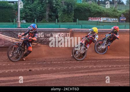 Sam Masters (Bleu) dirige Steve Worrall (jaune) et Nick Morris (Rouge) lors du match de SGB Premiership entre Wolverhampton Wolves et Belle vue Aces au Ladbroke Stadium, Wolverhampton, Angleterre, le 26th juillet 2021. (Photo de Ian Charles/MI News/NurPhoto) Banque D'Images