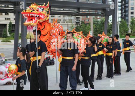 Les membres de la communauté chinoise exécutent une danse traditionnelle du dragon lors d'un événement culturel à Mississauga, en Ontario, au Canada. L'Ontario abrite une population énorme d'immigrants chinois, dont beaucoup sont venus au Canada après le retour de Hong Kong à la domination chinoise en 1997. (Photo de Creative Touch Imaging Ltd./NurPhoto) Banque D'Images