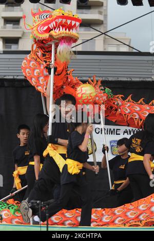 Les membres de la communauté chinoise exécutent une danse traditionnelle du dragon lors d'un événement culturel à Mississauga, en Ontario, au Canada. L'Ontario abrite une population énorme d'immigrants chinois, dont beaucoup sont venus au Canada après le retour de Hong Kong à la domination chinoise en 1997. (Photo de Creative Touch Imaging Ltd./NurPhoto) Banque D'Images