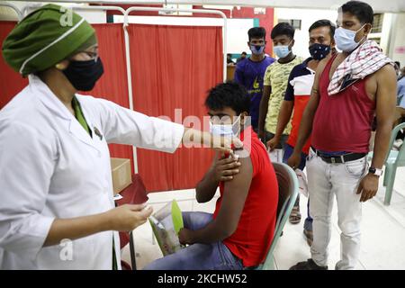 Un travailleur migrant reçoit une dose du vaccin Moderna contre le coronavirus Covid-19 à Dhaka, au Bangladesh, sur le 27 juillet 2021. (Photo de Syed Mahamudur Rahman/NurPhoto) Banque D'Images