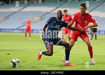 Arnaud Kalimuendo-Muinga de Paris Saint Germain et P. Ortiz de Sevilla CF pendant le match amical d'avant-saison entre Sevilla CF et Paris Saint Germain au stade Algarve à Faro, Portugal. (Photo de Jose Luis Contreras/DAX Images/NurPhoto) Banque D'Images