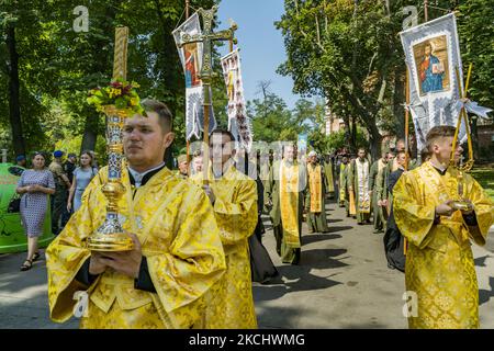 Marche dans les rues de Kiev pendant les célébrations du jour du Baptême de Kievan Rus. Le Baptême de Kievan Rus est une tradition commémorant la christianisation d'une ancienne fédération slave de la fin de 9th au milieu de 13th siècle. Sur 28 juillet 2021 à Kiev, Ukraine. (Photo de Celestino Arce/NurPhoto) Banque D'Images