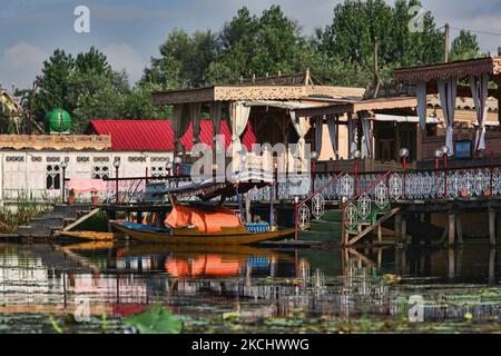 Bateau shikara amarré par une Péniche le long du lac Dal à Srinagar, Cachemire, Inde, sur 26 juin 2010. (Photo de Creative Touch Imaging Ltd./NurPhoto) Banque D'Images