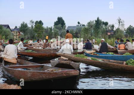 Marchands et acheteurs au marché de légumes flottant sur le lac Dal à Srinagar, Cachemire, Inde, sur 26 juin 2010. (Photo de Creative Touch Imaging Ltd./NurPhoto) Banque D'Images