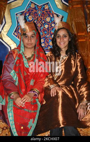 Deux femmes vêtues de tenues tribales traditionnelles pakistanaises à Toronto, Ontario, Canada, on 29 avril 2009. Ceux-ci représentent les Pakistanais qui vivent près de la frontière afghane (photo de Creative Touch Imaging Ltd./NurPhoto) Banque D'Images