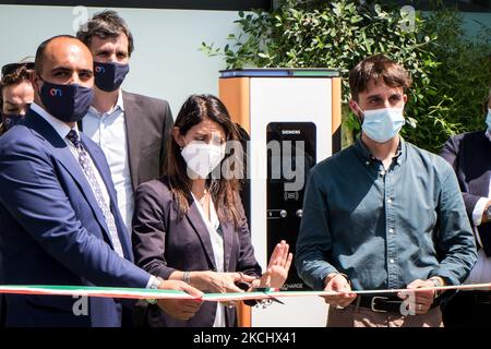 Le maire de Rome, Virginia Raggi (C), la municipalité Amedeo Ciaccheri de 8th, Amedeo Ciaccheri et le directeur général du groupe On, Alessandro Di Meo assistent à l'inauguration du projet pilote charge et partage, centre de la mobilité électrique intégrée et du multimédia, sur 28 juillet 2021 à Rome, en Italie. (Photo par Andrea Ronchini/NurPhoto) Banque D'Images