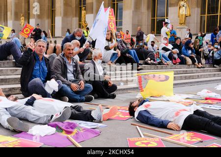 Mort de manifestants kurdes pour défendre le PKK à Paris, en France, sur 28 juillet 2021. Les Kurdes de toute l'Europe se sont rassemblés au Trocadéro, sur la place des droits de l'homme à Paris, pour exiger la fin de l'agression militaire turque dans le Kurdistan syrien et irakien et pour soutenir le PKK. (Photo de Vincent Koebel/NurPhoto) Banque D'Images