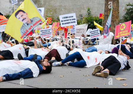 Mort de manifestants kurdes à Paris pour défendre le Kurdistan et le PKK contre les attaques militaires turques à Paris, en France, contre 28 juillet 2021. Les Kurdes de toute l'Europe se sont rassemblés au Trocadéro, sur la place des droits de l'homme à Paris, pour exiger la fin de l'agression militaire turque dans le Kurdistan syrien et irakien et pour soutenir le PKK. (Photo de Vincent Koebel/NurPhoto) Banque D'Images