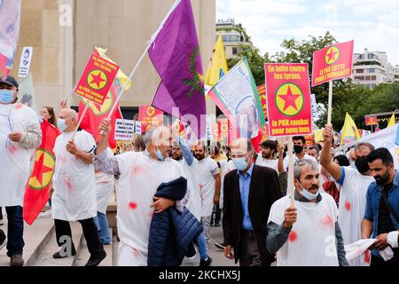 Des manifestants kurdes pour défendre le PKK à Paris, en France, sur 28 juillet 2021. Les Kurdes de toute l'Europe se sont rassemblés au Trocadéro, sur la place des droits de l'homme à Paris, pour exiger la fin de l'agression militaire turque dans le Kurdistan syrien et irakien et pour soutenir le PKK. (Photo de Vincent Koebel/NurPhoto) Banque D'Images