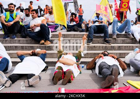 Des manifestants kurdes pour défendre le PKK à Paris, en France, sur 28 juillet 2021. Les Kurdes de toute l'Europe se sont rassemblés au Trocadéro, sur la place des droits de l'homme à Paris, pour exiger la fin de l'agression militaire turque dans le Kurdistan syrien et irakien et pour soutenir le PKK. (Photo de Vincent Koebel/NurPhoto) Banque D'Images