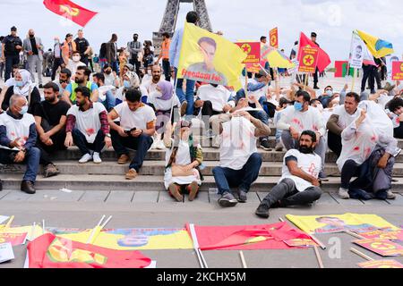 Des manifestants kurdes devant la Tour Eiffel pour défendre le PKK à Paris, en France, sur 28 juillet 2021. Les Kurdes de toute l'Europe se sont rassemblés au Trocadéro, sur la place des droits de l'homme à Paris, pour exiger la fin de l'agression militaire turque dans le Kurdistan syrien et irakien et pour soutenir le PKK. (Photo de Vincent Koebel/NurPhoto) Banque D'Images