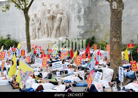 Mort de manifestants kurdes à Paris pour défendre le Kurdistan et le PKK contre les attaques militaires turques à Paris, en France, contre 28 juillet 2021. Les Kurdes de toute l'Europe se sont rassemblés au Trocadéro, sur la place des droits de l'homme à Paris, pour exiger la fin de l'agression militaire turque dans le Kurdistan syrien et irakien et pour soutenir le PKK. (Photo de Vincent Koebel/NurPhoto) Banque D'Images