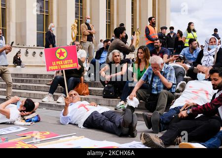 Des manifestants kurdes pour défendre le PKK à Paris, en France, sur 28 juillet 2021. Les Kurdes de toute l'Europe se sont rassemblés au Trocadéro, sur la place des droits de l'homme à Paris, pour exiger la fin de l'agression militaire turque dans le Kurdistan syrien et irakien et pour soutenir le PKK. (Photo de Vincent Koebel/NurPhoto) Banque D'Images