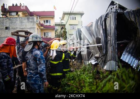 Les pompiers tentent d'éteindre un incendie dans une entreprise locale de meubles à Katmandou, au Népal, sur 28 juillet 2021. (Photo de Rojan Shrestha/NurPhoto) Banque D'Images