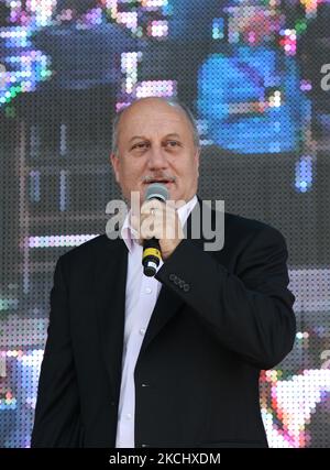 Anupam Kher, acteur de Bollywood, lors de la première partie du film indo-canadien Bollywood (Speedy Singhs) lors du Festival international du film de Toronto (TIFF) 2011 organisé par la ville de Brampton, Ontario, Canada, on 11 septembre 2011. La première a été l'occasion de la participation de plusieurs stars de Bollywood et de musiciens punjabi qui ont lancé l'événement avec une touche indienne festive. (Photo de Creative Touch Imaging Ltd./NurPhoto) Banque D'Images