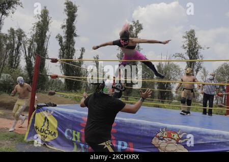 Sol et M. Jerry, lutteurs professionnels, lors d'un match de lutte où ils sont allés tête à tête avec d'autres gladiateurs dans un anneau à l'Embarcadero Puente de Urrutia à Xochimilco, Mexico, Afin de générer des revenus à subsister pendant l'urgence sanitaire COVID-19 et le feu de circulation épidémiologique orange dans la capitale. (Photo de Gerardo Vieyra/NurPhoto) Banque D'Images