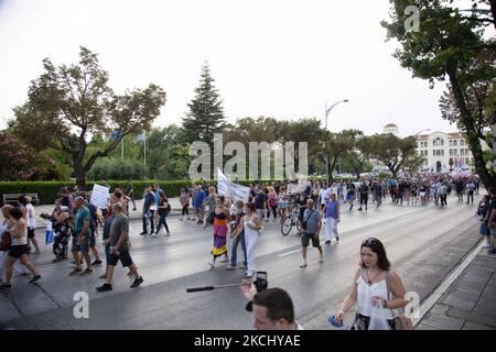 Des centaines de personnes, moins que le grand rassemblement précédent, sont vues lors de la manifestation contre le vaccin obligatoire qui a eu lieu mercredi à Thessalonique en Grèce, à 28 juillet 2021. Une semaine après la manifestation massive contre la vaccination obligatoire, la campagne anti-vaxx se poursuit avec un grand groupe qui proteste dans les rues de la ville de Thessalonique. La manifestation a été organisée par les médias sociaux par des croyants anti-vaccination. Selon le groupe plus de 5000 personnes ont participé, tandis que la police a estimé officieusement un peu environ 2,000 personnes participant à la manifestation. Comme le Banque D'Images