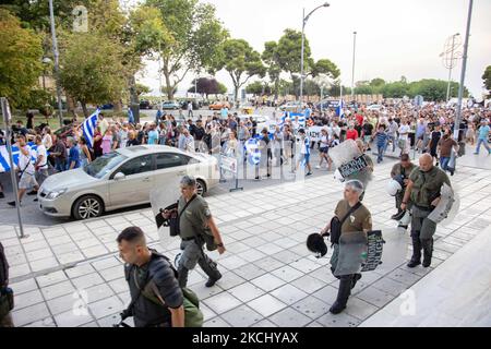 La police anti-émeute près de la manifestation pour la protection des bâtiments publics. Des centaines de personnes, moins que le grand rassemblement précédent, sont vues lors de la manifestation contre le vaccin obligatoire qui a eu lieu mercredi à Thessalonique en Grèce, à 28 juillet 2021. Une semaine après la manifestation massive contre la vaccination obligatoire, la campagne anti-vaxx se poursuit avec un grand groupe qui proteste dans les rues de la ville de Thessalonique. La manifestation a été organisée par les médias sociaux par des croyants anti-vaccination. Selon le groupe, plus de 5000 personnes y ont participé, tandis que la police a estimé qu'il n'y avait pas de place Banque D'Images