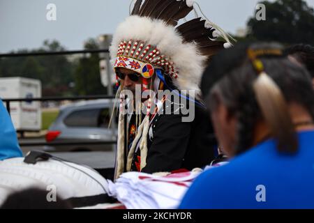 Les gens placent leurs mains sur un totem pendant la prière pendant une bénédiction de la sculpture sculptée à la main qui a été transportée à travers le pays de l'état de Washington à Washington, D.C., le totem faisait partie d'un rassemblement dans le centre commercial national de 29 juillet, 2021 attirer l'attention et l'action sur les sites sacrés et les droits autochtones (photo de Bryan Olin Dozier/NurPhoto) Banque D'Images