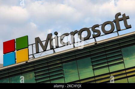 Le logo Microsoft est visible dans le bâtiment de bureaux de Varsovie, Pologne, sur 29 juillet 2021. (Photo de Jakub Porzycki/NurPhoto) Banque D'Images