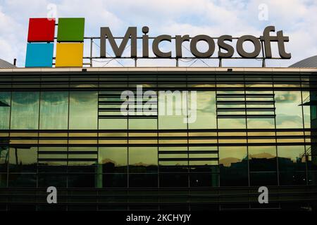 Le logo Microsoft est visible dans le bâtiment de bureaux de Varsovie, Pologne, sur 29 juillet 2021. (Photo de Jakub Porzycki/NurPhoto) Banque D'Images