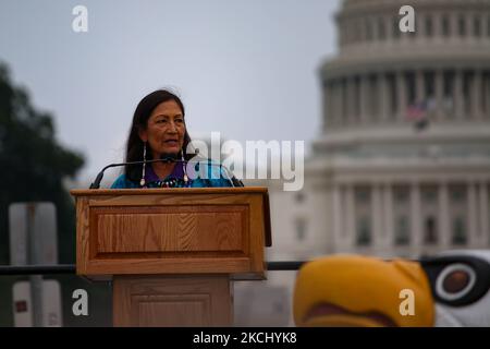 Le secrétaire américain à l'intérieur, Deb Haaland, s'exprime à la cérémonie de bénédiction d'un totem indigène à Washington, D.C., sur 29 juillet 2021, un groupe de citoyens et de chefs tribaux se rassemblent dans le centre commercial national pour attirer l'attention et l'action sur les sites sacrés et les droits autochtones (Photo de Bryan Olin Dozier/NurPhoto) Banque D'Images