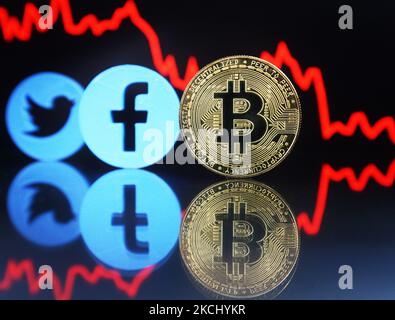 La pièce de monnaie crypto-monnaie Bitcoin réfléchie, les logos Facebook et Twitter sont illustrés sur cette photo à Kiev le 29 juillet 2021. (Photo par STR/NurPhoto) Banque D'Images