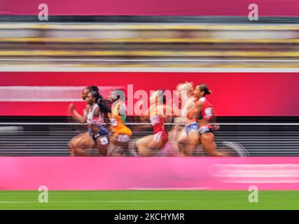 Dina Asher Smith de Grande-Bretagne et Daniels Teahna des Etats-Unis pendant 100 mètres pour les femmes aux Jeux Olympiques de Tokyo, au stade olympique de Tokyo, Tokyo, Japon sur 30 juillet 2021. (Photo par Ulrik Pedersen/NurPhoto) Banque D'Images