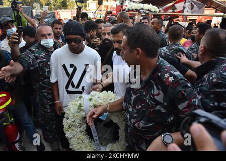 L'ancienne star brésilienne du football Ronaldinho arrive pour déposer une couronne de fleurs en souvenir de membres de la défense civile libanaise qui ont été tués près d'un an avant l'explosion qui a secoué le port de Beyrouth, la capitale du Liban, Au quartier général des pompiers de Beyrouth, près du site de l'explosion portuaire de 29 juillet 2021. (Photo par STR/NurPhoto) Banque D'Images