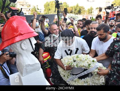 L'ancienne star brésilienne du football Ronaldinho arrive pour déposer une couronne de fleurs en souvenir de membres de la défense civile libanaise qui ont été tués près d'un an avant l'explosion qui a secoué le port de Beyrouth, la capitale du Liban, Au quartier général des pompiers de Beyrouth, près du site de l'explosion portuaire de 29 juillet 2021. (Photo par STR/NurPhoto) Banque D'Images