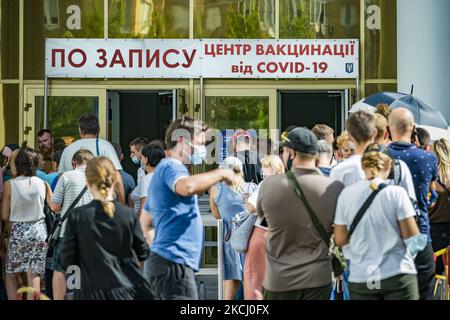 Les gens attendent à l'entrée du principal centre de vaccination contre le coronavirus à Kiev, en Ukraine. (Photo de Celestino Arce/NurPhoto) Banque D'Images